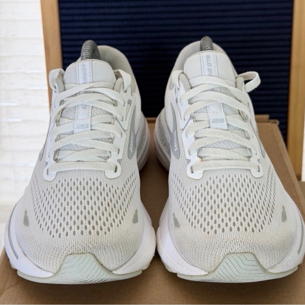 ⭐️ Brooks Adrenaline GTS 23 Running Shoes Women Size 7.5 B White (B15) - Picture 2 of 12